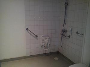 南普瓦捷宜必思经济酒店的一间浴室