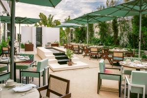 奥兰多ette luxury hotel & spa的室外餐厅设有桌椅和遮阳伞。
