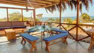 曼克拉Terrazas Iguana的一间带桌椅的海景用餐室