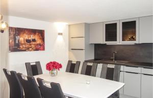 梅德巴赫Amazing Home In Medebach With Kitchen的厨房配有白色的桌椅