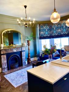 兰迪德诺Lletty by Orenda-Luxe的客厅设有壁炉和蓝色的墙壁。