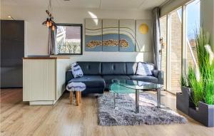 VlagtweddeStunning Home In Vlagtwedde With Kitchen的带沙发和玻璃桌的客厅