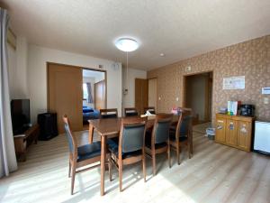 轻井泽Angel Resort Karuizawa的客厅设有餐桌和椅子