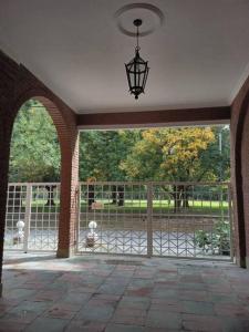 圣米格尔·德·图库玛Casa Frente Parque Guillermina的通往带门和灯的庭院的入口