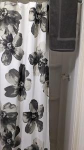 MiramonteRoom #3 at the Apple Place的浴室内装有鲜花的浴帘