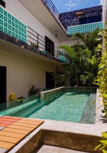 图卢姆Les Suites Calle 2 by Galian的一座房子后院的游泳池