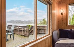 Hommersåk3 Bedroom Beautiful Home In Hommersk的客房设有一个享有水景的大窗户。