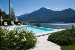 赫拉弗多纳Residence CaFelicita的享有湖泊和山脉景致的游泳池