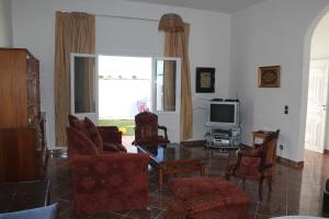 沃利迪耶Villa Nour的客厅配有家具和电视。