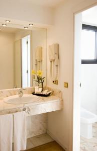 唐贝尼托维加斯阿尔塔斯酒店的一间带水槽和镜子的浴室