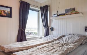 斯朱森Sjusjen Panorama的卧室内的一张未铺好的床,设有窗户