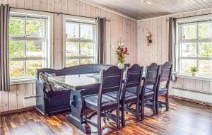 斯朱森Lovely Home In Sjusjen With Wifi的一间带桌椅和窗户的用餐室