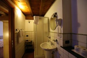 皮尼奥内拉美丽迪安娜卡萨莱酒店的一间带水槽和镜子的浴室
