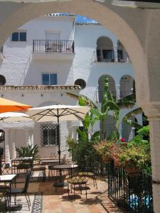 多列毛利诺斯迈阿密住宅式酒店的一个带桌子和遮阳伞的户外庭院和一座建筑
