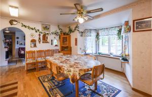 RomaklosterStunning Home In Romakloster With Kitchen的一间带桌椅的用餐室