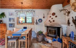 OlsforsAmazing Home In Olsfors With Kitchen的一个带壁炉和桌子的厨房以及一间用餐室