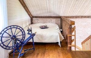 SvanesundStunning Home In Svanesund With Wifi的一间卧室,位于阁楼,配有带 ⁇ 轮的床