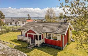 HöviksnäsAmazing Home In Hviksns With Kitchen的草场上的红白房子