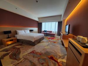 花莲市美侖大飯店的配有一张床和一台平面电视的酒店客房