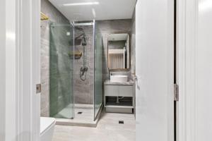 奥克兰Kolmar Inn的带淋浴和盥洗盆的浴室