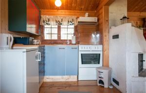 AtnosetGorgeous Home In Atna With Wifi的厨房配有蓝色冰箱和炉灶。