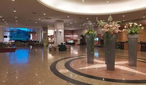 花莲市美侖大飯店的大堂里放着花朵,有三个花瓶