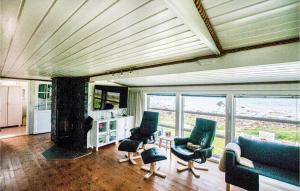 MalvikNice Home In Malvik With Kitchen的带沙发和椅子的客厅以及窗户。