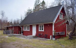 JohannishusAmazing Home In Johannishus With House A Panoramic View的黑色屋顶的红色房子