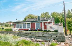 MalvikNice Home In Malvik With Kitchen的红色小屋,设有石墙