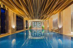 天津天津梅江中心皇冠假日酒店的一座带天花板的酒店游泳池
