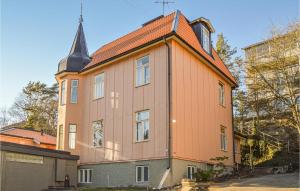 尼奈斯港Beautiful Apartment In Nynshamn With Kitchen的一座大型橙色建筑,顶部有塔