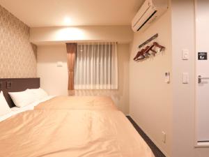 横滨HOTEL LiVEMAX Shinyokohama的一间卧室,卧室内配有一张大床
