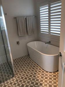 奥兰治Armara Views的一间带大浴缸和淋浴的浴室