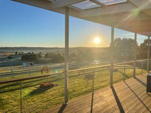 奥兰治Armara Views的从房子的阳台上可欣赏到日落美景