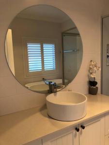 奥兰治Armara Views的一间带水槽和大镜子的浴室