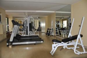 巴西利亚维罗那哈普拉斯长住公寓式酒店的健身房设有数台跑步机和镜子