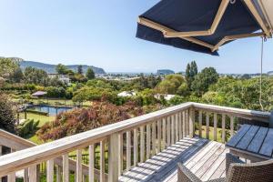 旺阿马塔Brenton Lodge的阳台享有游泳池和树木的景致。