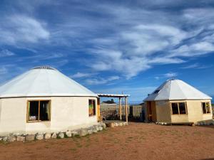 博孔巴耶沃Yurt camp Sonun的两座蒙古包楼,位于天空的田野