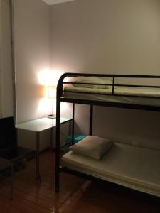 纽约Chrystie Street Apartments的客房设有两张双层床和一张带台灯的书桌。