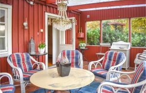 斯塔德Stunning Home In Ystad With Sauna, 3 Bedrooms And Wifi的天井配有桌椅和吊灯。