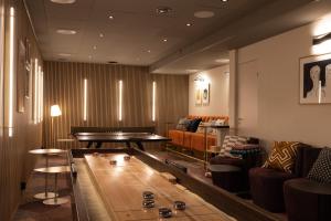 耶尔费拉巴尔卡欢迎酒店的一间设有桌子和沙发的等候室