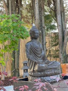 Saint-Cyr-sur-le-RhôneLe GENKI japonais 4 étoiles的花园中 ⁇ 佛雕像