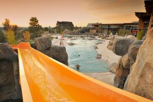 鲍威尔比尤特布拉萨达牧场酒店的岩石水上乐园的橙色滑梯