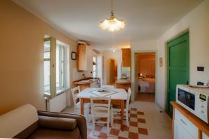 布伦托尼科Agriturismo Maso Giomo的厨房以及带桌子和沙发的客厅。