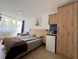 索利纳Willa Amelia的一间卧室设有一张床和木墙