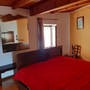 CesaraCasa Marconi Casa Vacanze的一间卧室设有红色的床和窗户。