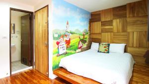 三义三义竺梦园民宿的一间卧室配有一张壁画床