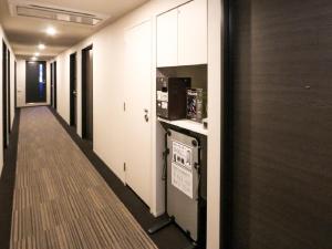 东京HOTEL LiVEMAX Shinjuku EAST的走廊,走廊,办公室大楼走廊