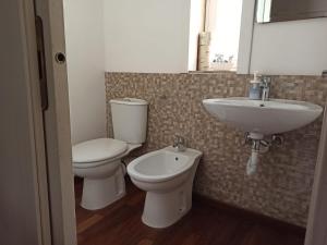 锡拉库扎五居住宿加早餐旅馆的一间带卫生间和水槽的浴室