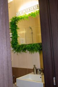 康斯坦察普利米尔旅馆的浴室前设有带水槽的浴室镜子